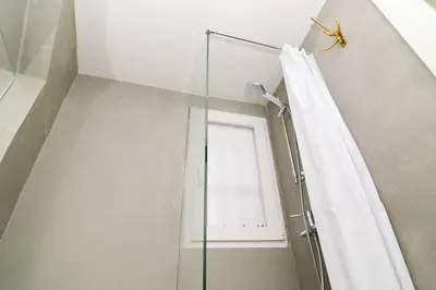 Un baño de Modern Studio in Embajadores Street by Batuecas