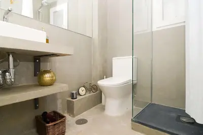 Un baño de Modern Studio in Embajadores Street by Batuecas