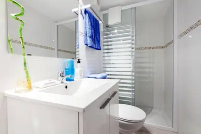 Un baño de Estudio en Malasaña - Calle Tesoro