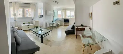 Zona de estar de Pisos con piscina de temporada corta estancia