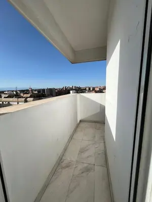 Un balcón o terraza de Pisos con piscina de temporada corta estancia