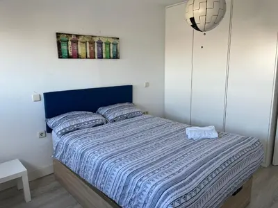 Cama o camas de una habitación en Pisos con piscina de temporada corta estancia