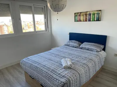 Cama o camas de una habitación en Pisos con piscina de temporada corta estancia