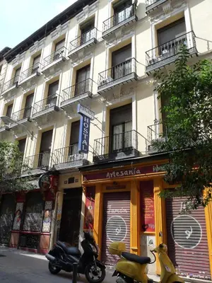 Edificio en el que se encuentra el hostal o pensión