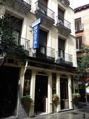 Edificio en el que se encuentra el hostal o pensión