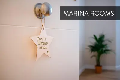 Certificado, premio, señal o documento que está expuesto en Marina Rooms