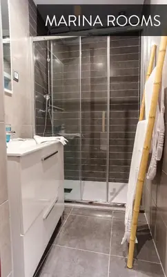 Un baño de Marina Rooms