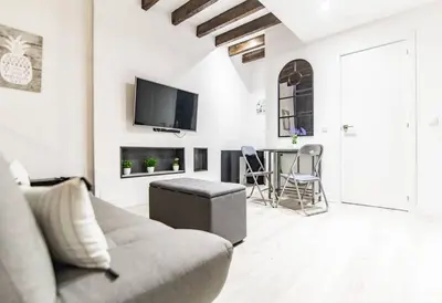 Una televisión o centro de entretenimiento en Cozy and modern apartment for 4 in Madrid