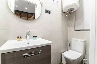 Un baño de Cozy and modern apartment for 4 in Madrid