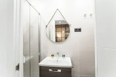 Un baño de Cozy and modern apartment for 4 in Madrid