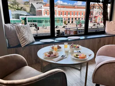 Comida en o cerca de este hotel