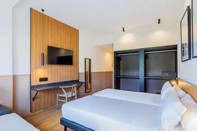 Una televisión o centro de entretenimiento en Hotel Acta Madfor
