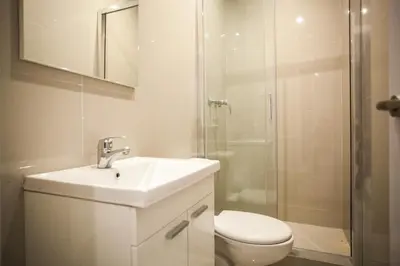 Un baño de Gran Central Suites