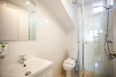 Un baño de Gran Central Suites