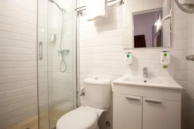 Un baño de Gran Central Suites