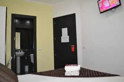 Una televisión o centro de entretenimiento en Hostal El Brezo