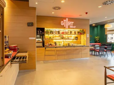 El salón o zona de bar de Ibis Madrid Centro las Ventas