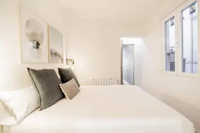 Cama o camas de una habitación en STYLISH NEST 1BD PLAZA MAYOR - SOL