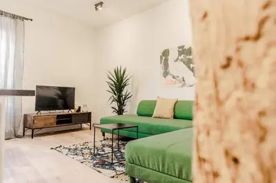 Una televisión o centro de entretenimiento en STYLISH NEST 1BD PLAZA MAYOR - SOL