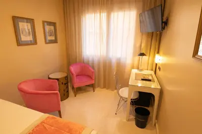 Una televisión o centro de entretenimiento en Hotel Sancho