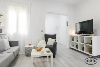 Una televisión o centro de entretenimiento en Antiques Market - Apartamento de 3 dormitorios con Parking