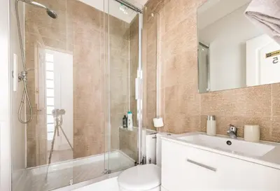Un baño de M&F 7 ROOMS/7 BATHROOMS OVER GRAN VIA
