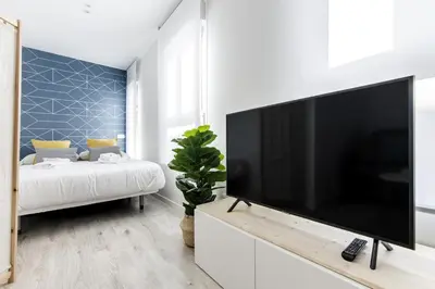 Una televisión o centro de entretenimiento en MAD Apartments by Olala Homes