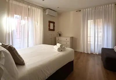Cama o camas de una habitación en GRAN VÍA CHUECA Apartamentos Noxi