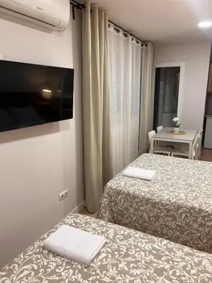 Cama o camas de una habitación en Room Gran Vía Apartments
