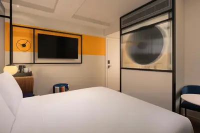 Cama o camas de una habitación en Aloft Madrid Gran Via
