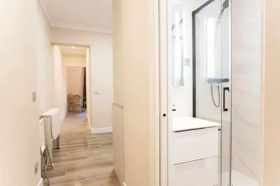 Un baño de NEW. Moderno y elegante apartamento céntrico.
