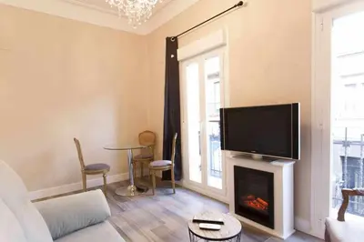 Una televisión o centro de entretenimiento en NEW. Moderno y elegante apartamento céntrico.