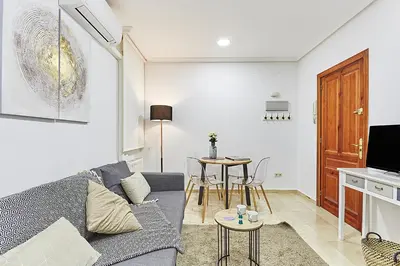 Una televisión o centro de entretenimiento en LEEWAYS APARTMENT II in GRAN VÍA