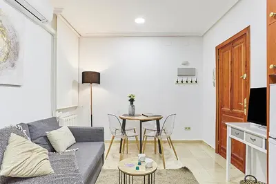 Una televisión o centro de entretenimiento en LEEWAYS APARTMENT II in GRAN VÍA