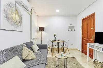 Una televisión o centro de entretenimiento en LEEWAYS APARTMENT II in GRAN VÍA