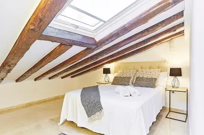 Cama o camas de una habitación en LEEWAYS APARTMENT XXIV in GRAN VÍA