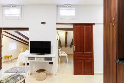 Una televisión o centro de entretenimiento en LEEWAYS APARTMENT XXIV in GRAN VÍA
