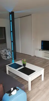 Una televisión o centro de entretenimiento en WindRose 9