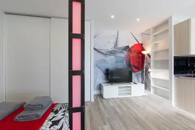 Una televisión o centro de entretenimiento en WindRose 9