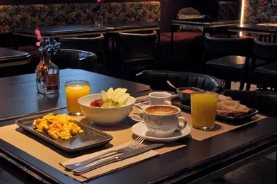 Comida en o cerca de este hotel
