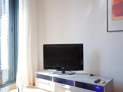Una televisión o centro de entretenimiento en Flexliving Concepción - monthly rentals & other non tourist stays only