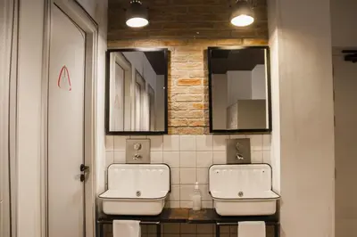 Un baño de room00 Ventura Hostel