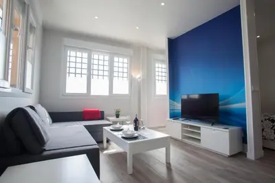 Una televisión o centro de entretenimiento en WindRose 8