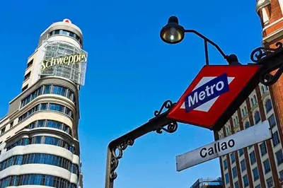 Certificado, premio, señal o documento que está expuesto en Apartamento en plaza callao Madrid