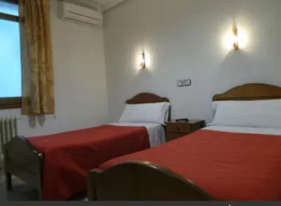 Cama o camas de una habitación en Hostal Gaudí