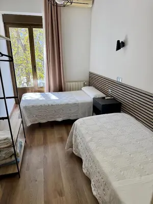 Cama o camas de una habitación en Hostal Fernández Atocha