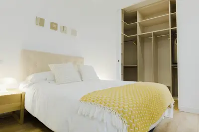 Cama o camas de una habitación en Wonderful 2BR2BA flat overlooking Pedro Zerolo S