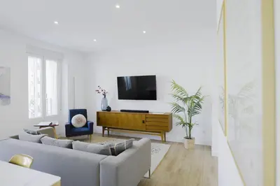 Una televisión o centro de entretenimiento en Wonderful 2BR2BA flat overlooking Pedro Zerolo S