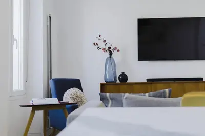Una televisión o centro de entretenimiento en Wonderful 2BR2BA flat overlooking Pedro Zerolo S