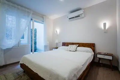Cama o camas de una habitación en Exclusive quietness in the heart of Madrid with Public Parking, Breakfast, 2 bathrooms